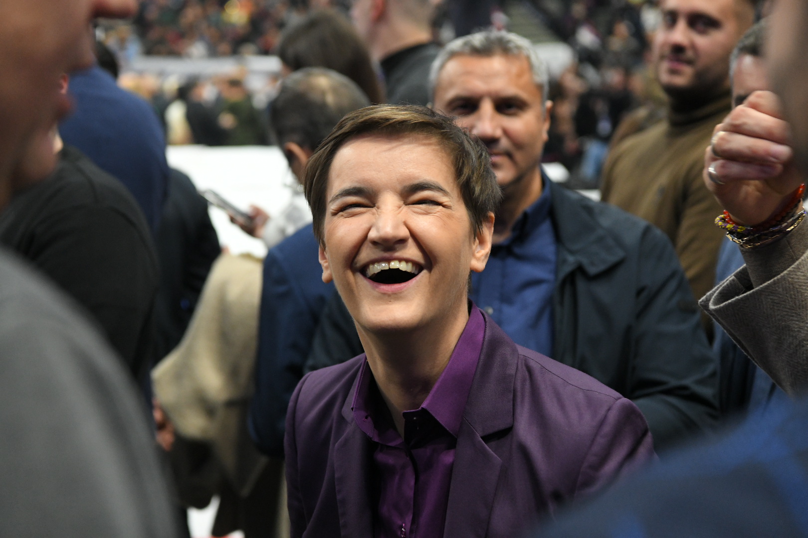 Ana Brnabić smeje se, nasmejana