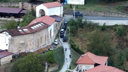 Policija ispred manastira Banjska