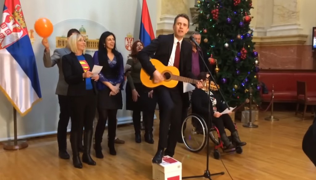 Saša Radulović peva u skupštini