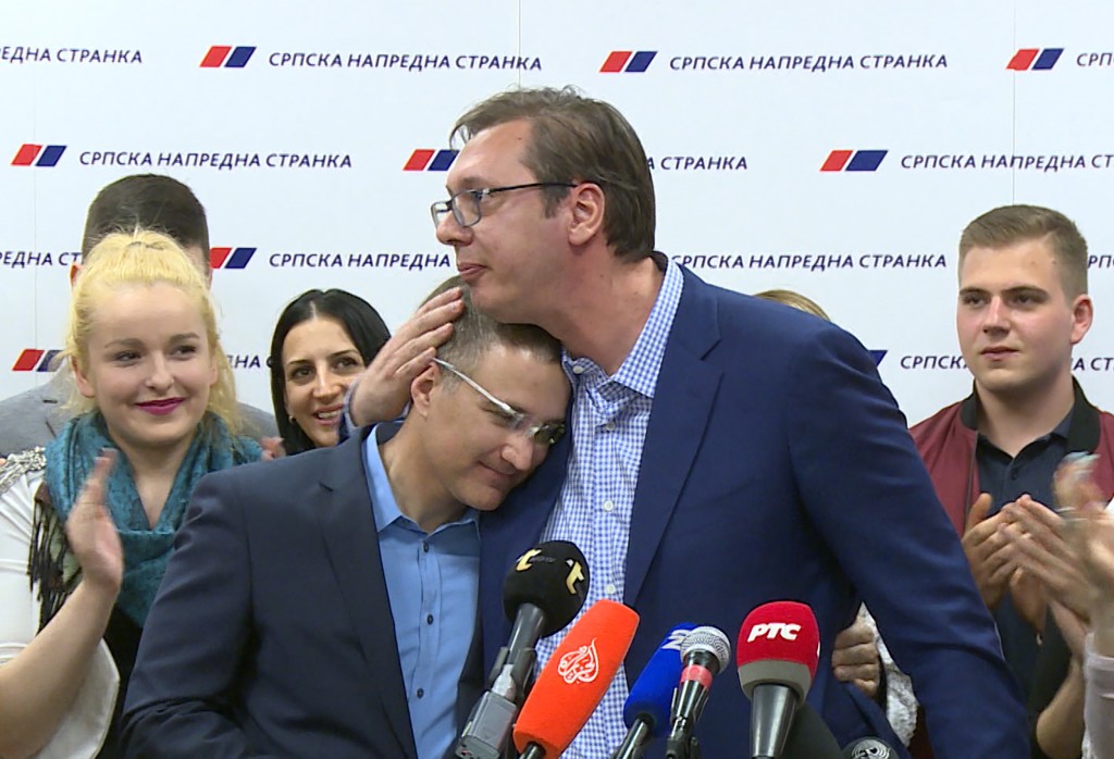 Ispod predsednikovih zidina 3 vucic stefanovic zagrljaj foto n1