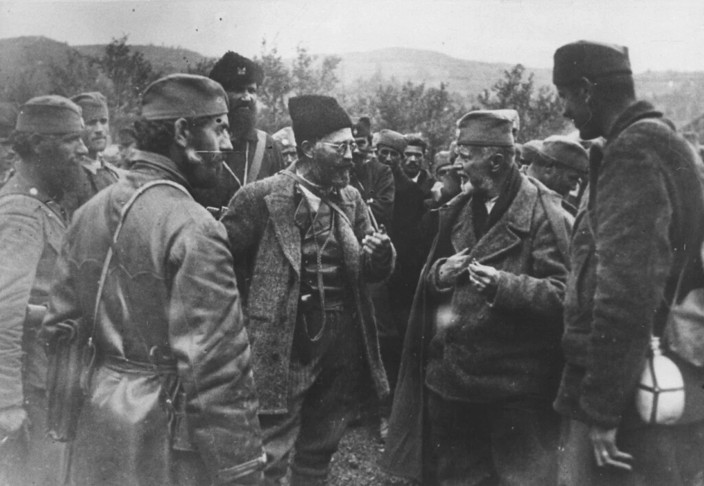 Draza confers with his men foto United States Holocaust Memorial Museum