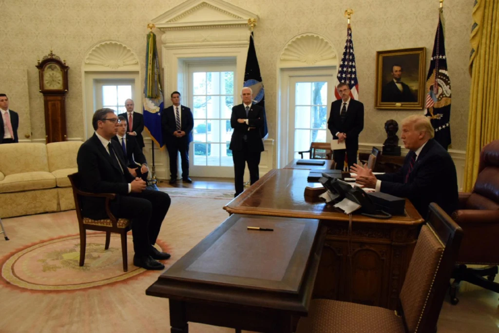 Dron u leđa 2 vucic tramp foto fonet
