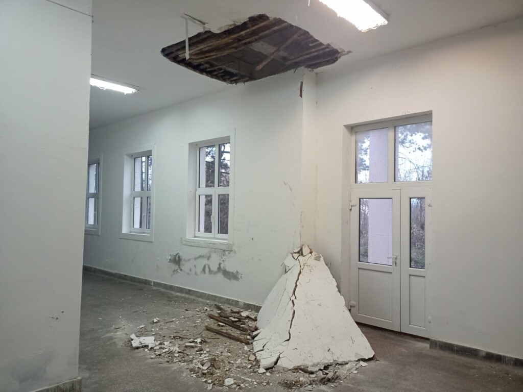 Šatori iz Ćacilenda barem ne mogu nikoga da ubiju 2 1733214876 1733214697 Pao plafon u Zeleznickoj stanici Cuprija Foto Nebojsa Ilic