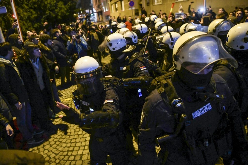 Srpska vlast nezakonito špijunira građane 9 1733945829 Protest studenata ispred Predsednistva Srbije 111224 Foto Goran Srdanov 18 scaled 1
