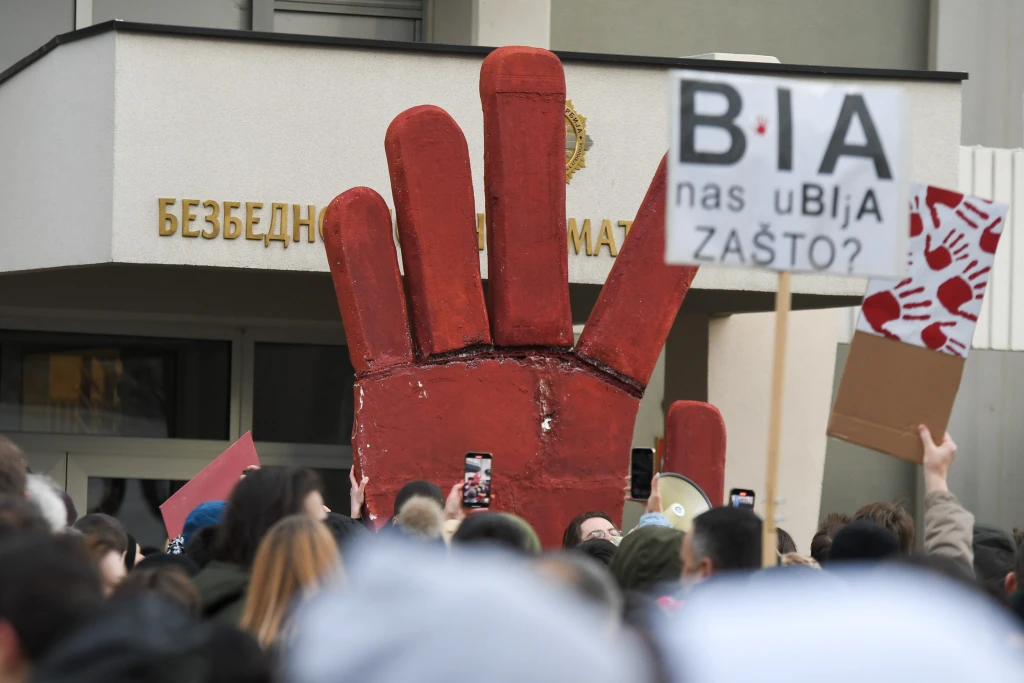 Crnomantijaši su danas slika Srbije 2 NOVI SAD STUDENTSKI PROTEST ISPRED BIA FOTO NENAD MIHAJLOVIC 128