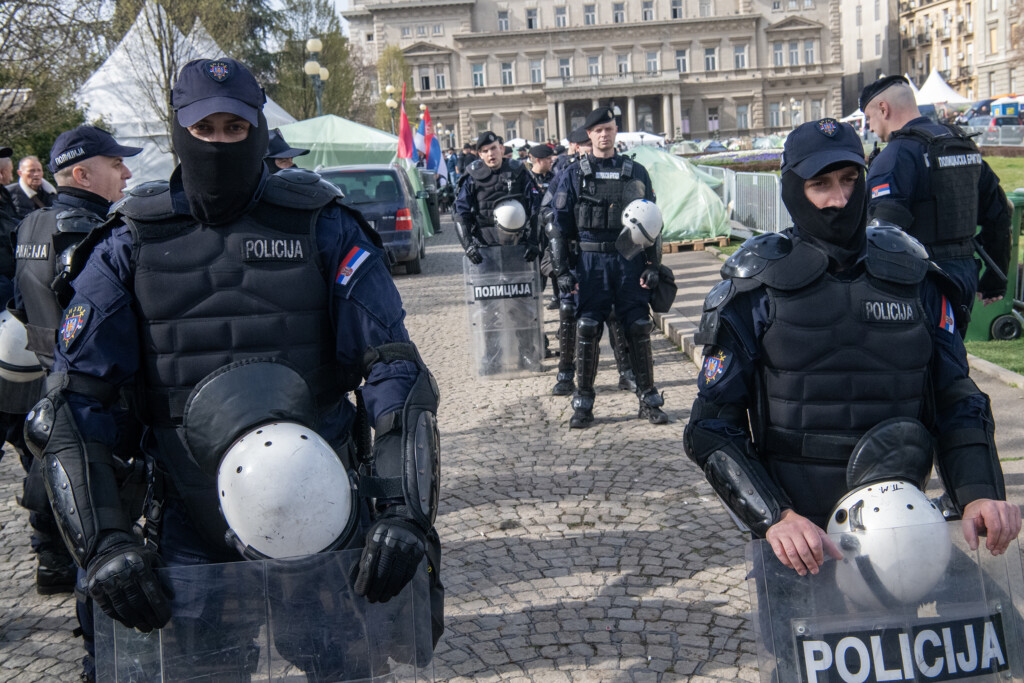 Ljudi koji kriju lice 4 Najveci Protest 15 za 15 Foto Vladislav Mitic Nova rs 30 copy