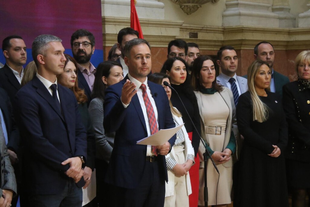 Ruše se, jedan po jedan, stubovi režima 5 Opozicija 05 Zoran Mrdja 6411 b