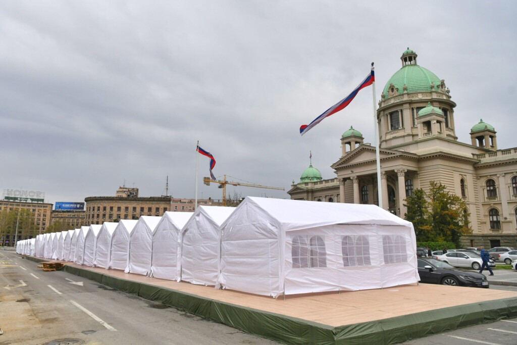 Muse kesedžije iz bijelih čadora podno Skupštine ne nameravaju skorije da odu 2 1744715132 cacilend 2.0 satori ispred skupstine 150425 foto goran srdanov nova rs 1 scaled 1