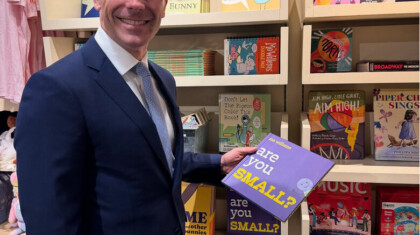 Screenshot 2025 04 28 at 10 06 48 Sinisa Mali PhD MBA CFA CAIA Ono kad nadjes knjigu za sebe u gift shopu @kennedycenter 😆 Instagram