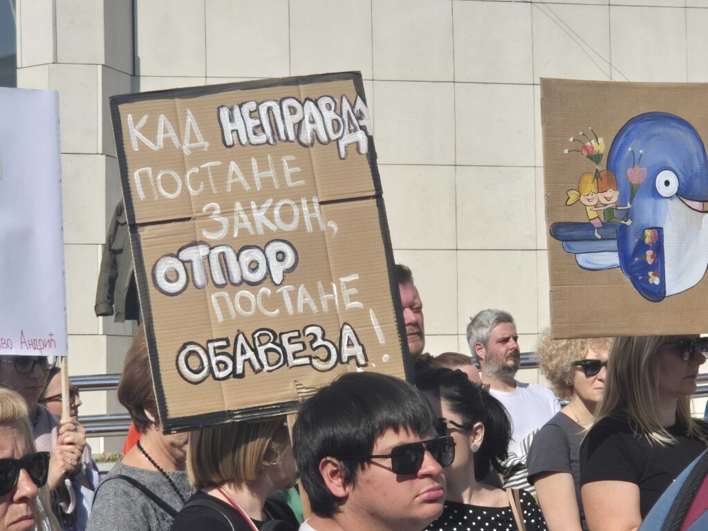 Mi ćemo da vam odsviramo poslednji valcer 2 1741347024 1741346736 Transparenti kod SNP a lea apro 4 1024x768 1