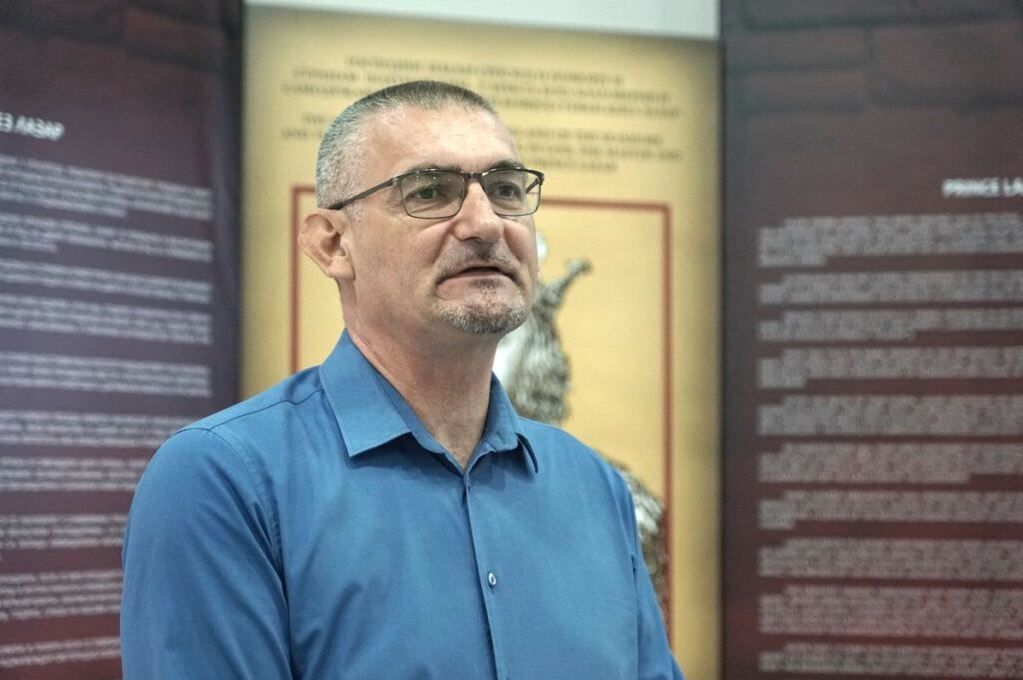 1747234825 Goran Vasic muzejski savetnik Narodnog muzeja Kraljevo obraca se prisutnima na otvaranju izlozbe u Galeriji NMK