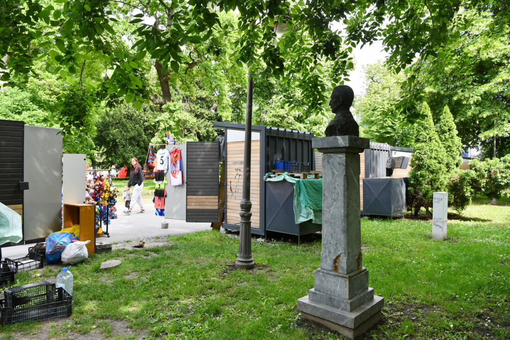 Pogled u zidove pokretnih trafika 4 Kalemegdan foto Vesna Lalic Radar 42 copy