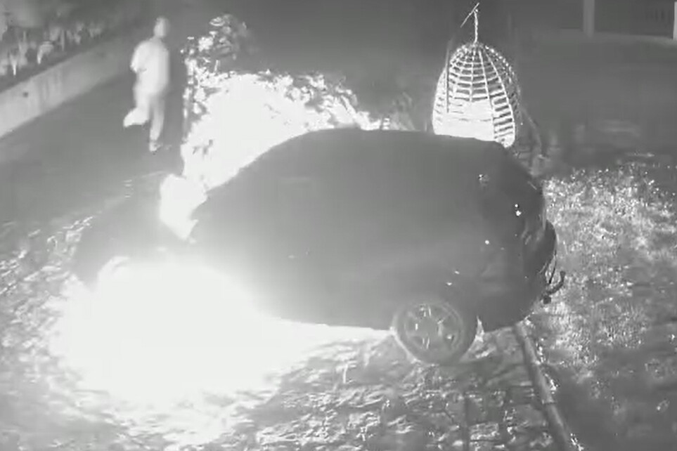 (Video) Policajcu usred noći zapaljen automobil u dvorištu kuće 1 Snimak ekrana 2025 05 16 192318