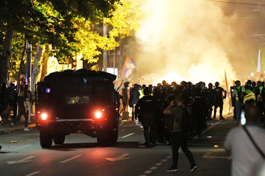 Vlast nelegitimna, batina realna 11 1751141707 Sukob poliicije i stdenata Nova.rs