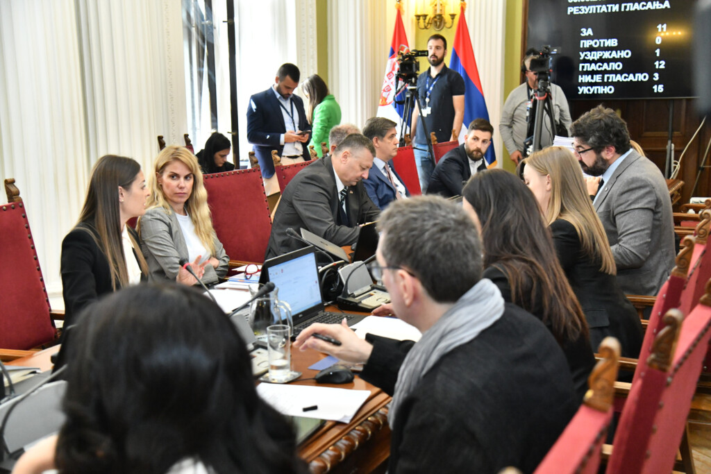 Jedni se povlače iz izbora za Savet REM-a, drugi se uvlače u Asocijaciju (prorežimskih) novinara Srbije 4 odbor 30052025 0012