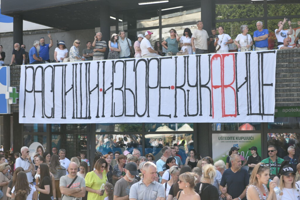 Erske mudrolije, blokadna verzija 5 Uzice protest Srbijo Uzice te zove 130725 Foto Goran Srdanov 24