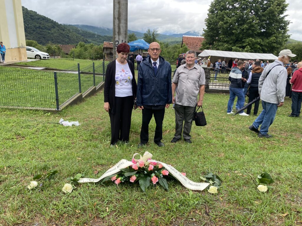 Bele ruže na cesti spasa i smrti 2 088801BD 3B83 4BA5 8AF4 D4041282ABC5 1024x768 1