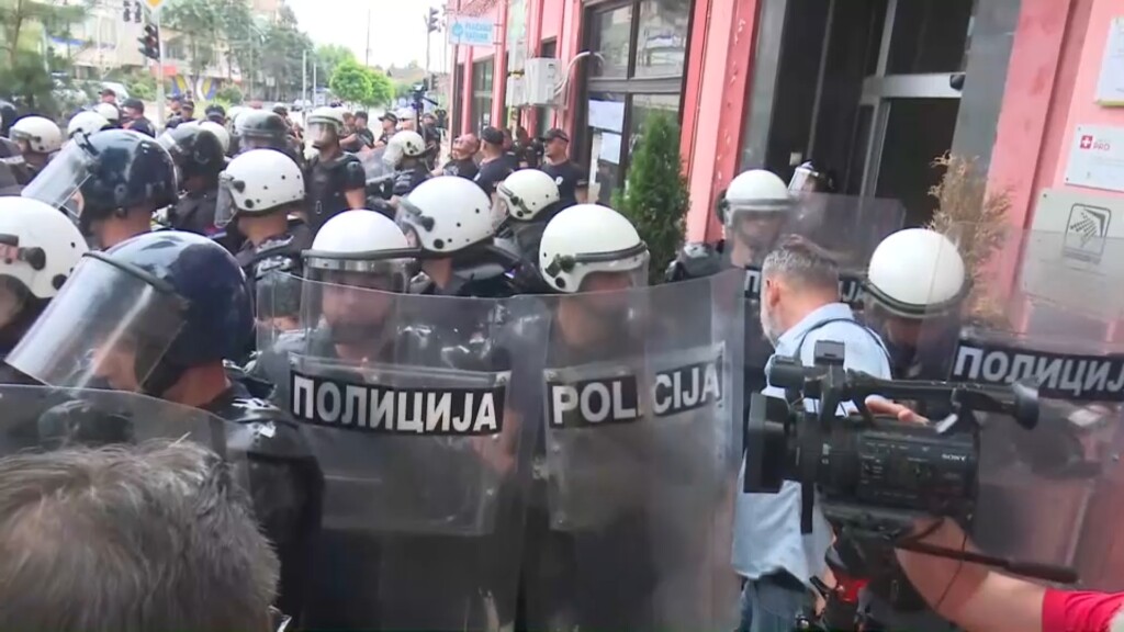 Zakon je za vlast da se krši 3 1754379582 1754377945 policija yajecar 2
