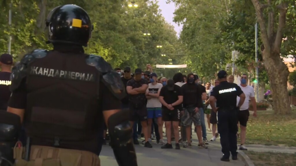 Režim koji želi da uči 5 1755023621 1755022856 sns momci u crnom backa palanka batinasi protest policij