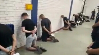 1756027393 ljudi klece policija