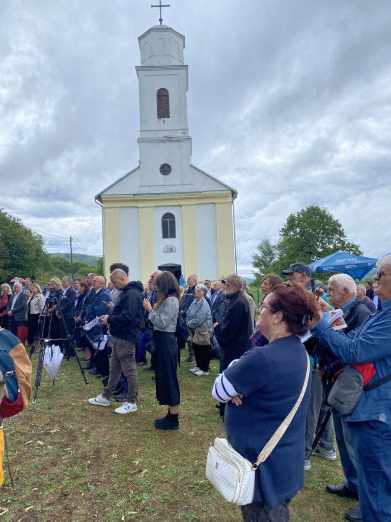 Bele ruže na cesti spasa i smrti 3 ABE46CA7 EF80 41C8 920C 4F1865D1B525 1024x1365 1