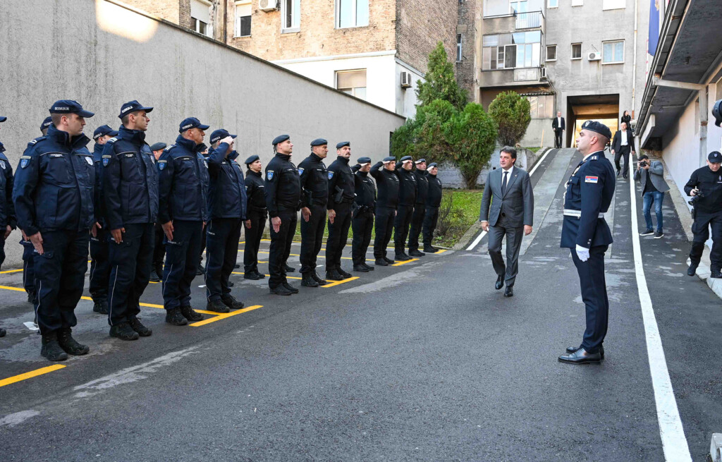 Komandant u mercedesu od pola miliona evra 2 OMK MUP REPUBLIKE SRBIJE