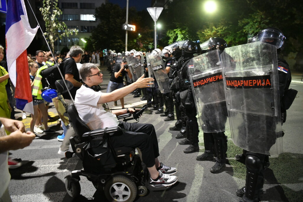 Odbrana i opasni dani 2 Protest Veceras pucate po savovima Generelstab 140825 Foto Vladislav Mitic 24