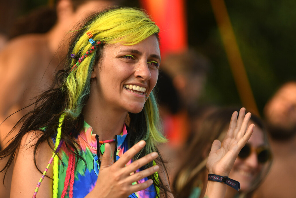 Lebdeći nad suncem sprženom poljanom 7 Pyramid festival Rtanj foto Filip Kraincanic Radar 1 copy