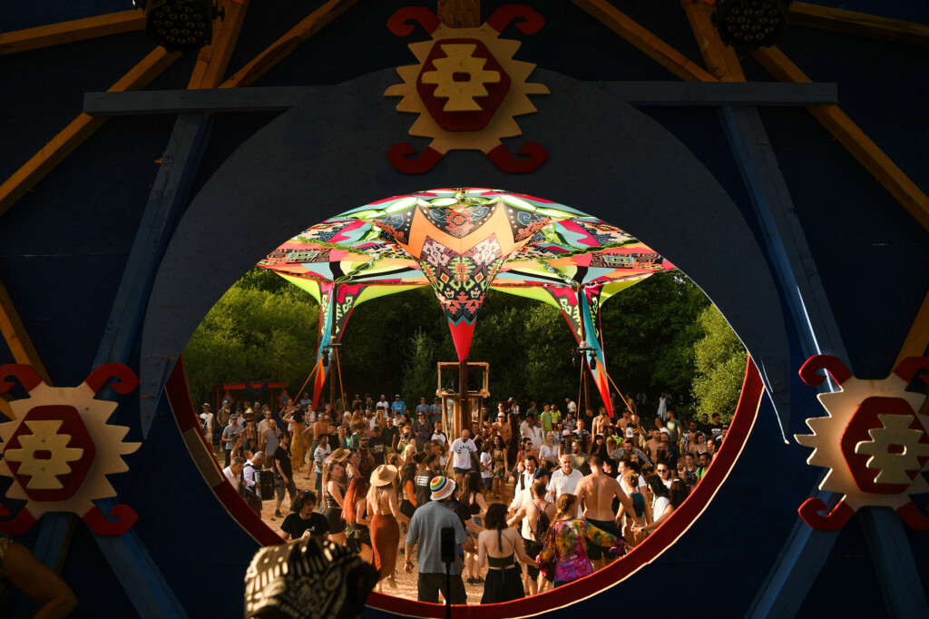 Lebdeći nad suncem sprženom poljanom 4 Pyramid festival Rtanj foto Filip Kraincanic Radar 10 copy