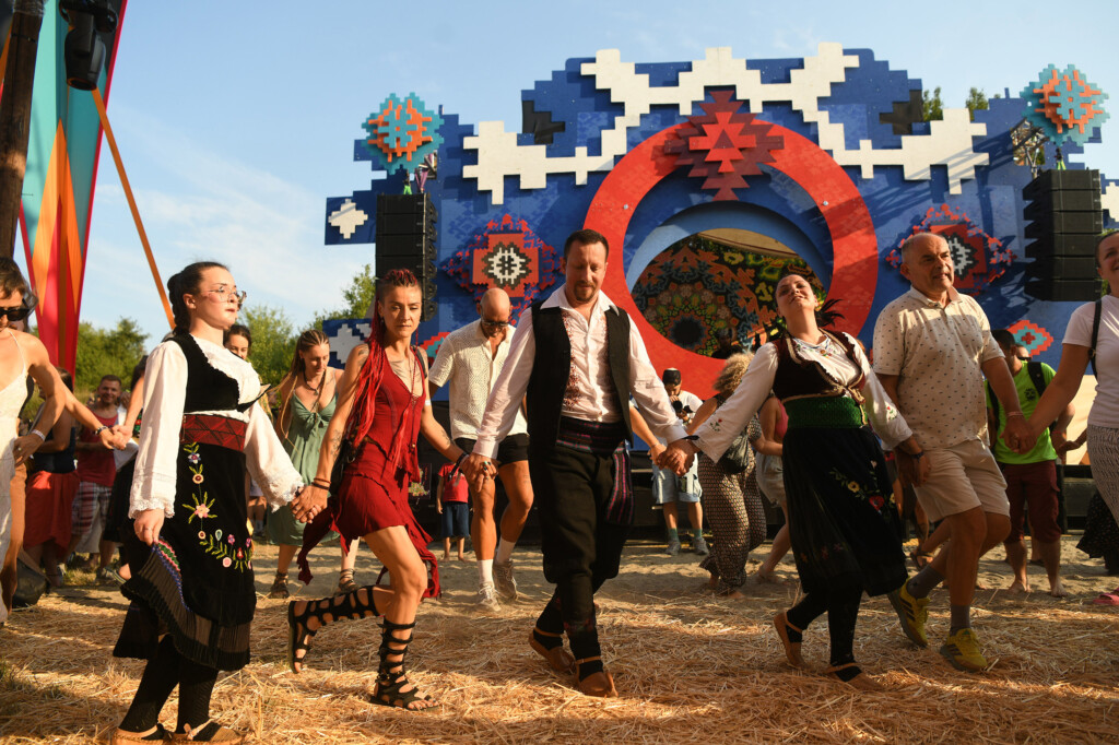 Lebdeći nad suncem sprženom poljanom 3 Pyramid festival Rtanj foto Filip Kraincanic Radar 11 copy