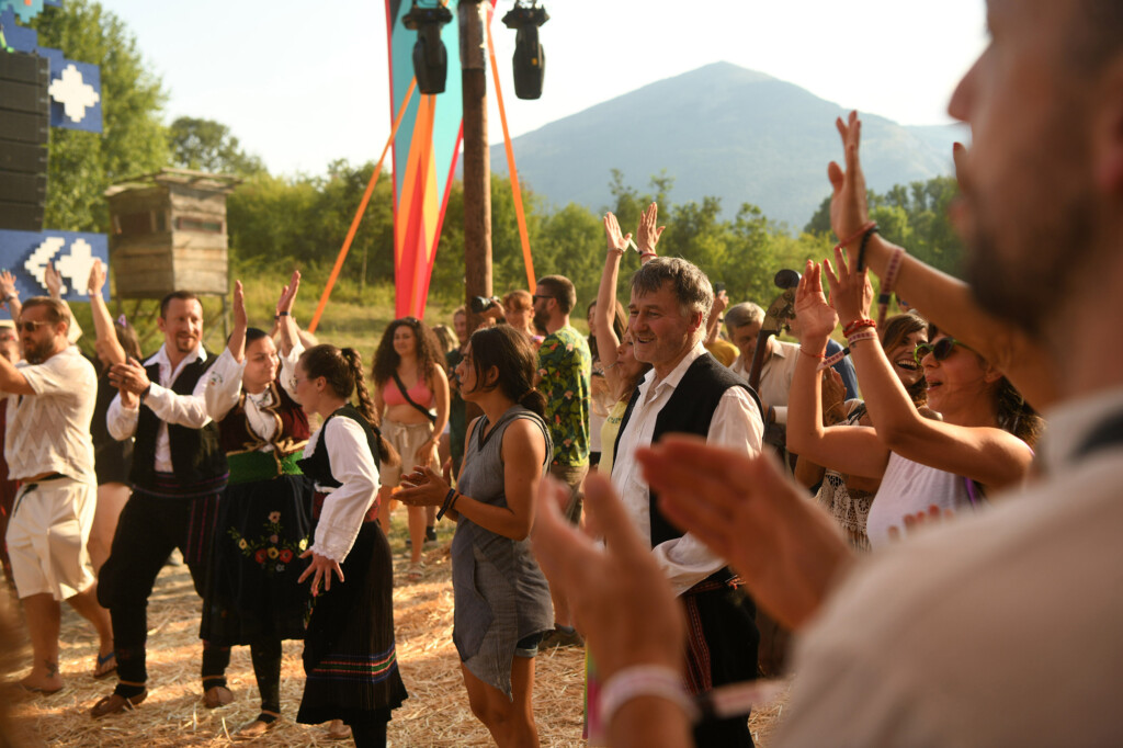 Lebdeći nad suncem sprženom poljanom 8 Pyramid festival Rtanj foto Filip Kraincanic Radar 12 copy