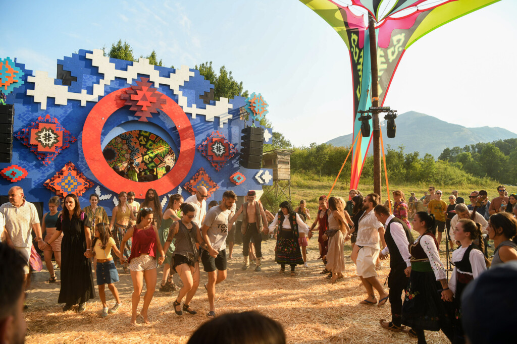 Lebdeći nad suncem sprženom poljanom 9 Pyramid festival Rtanj foto Filip Kraincanic Radar 13 copy
