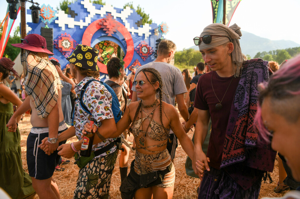 Lebdeći nad suncem sprženom poljanom 10 Pyramid festival Rtanj foto Filip Kraincanic Radar 14 copy
