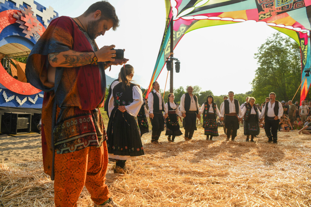 Lebdeći nad suncem sprženom poljanom 11 Pyramid festival Rtanj foto Filip Kraincanic Radar 15 copy