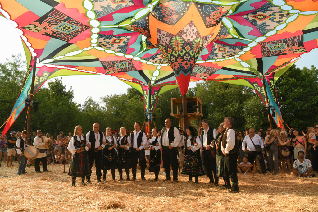 Lebdeći nad suncem sprženom poljanom 12 Pyramid festival Rtanj foto Filip Kraincanic Radar 16 copy