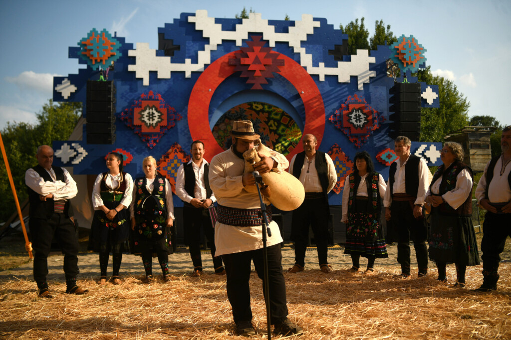 Lebdeći nad suncem sprženom poljanom 13 Pyramid festival Rtanj foto Filip Kraincanic Radar 17 copy