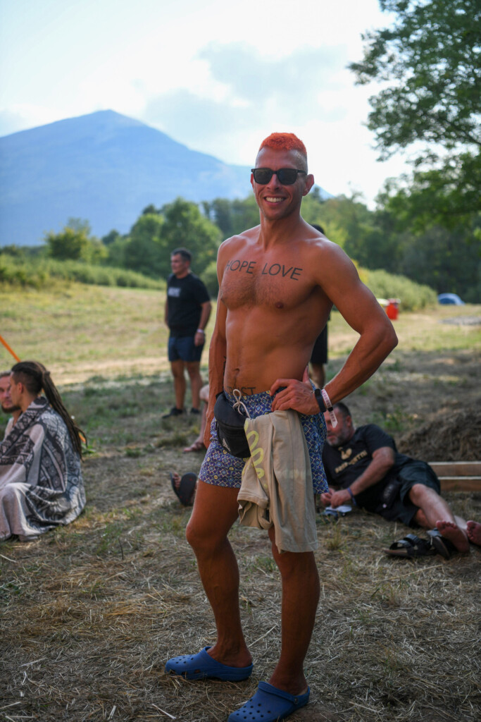 Lebdeći nad suncem sprženom poljanom 14 Pyramid festival Rtanj foto Filip Kraincanic Radar 19 copy