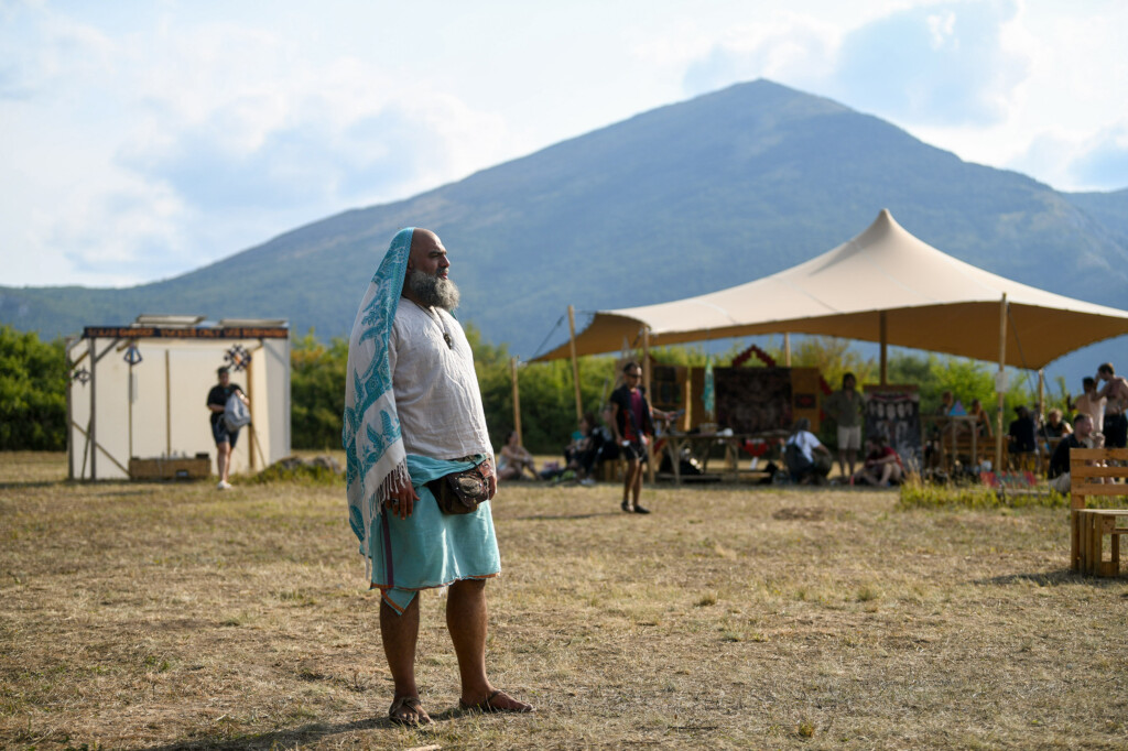 Lebdeći nad suncem sprženom poljanom 16 Pyramid festival Rtanj foto Filip Kraincanic Radar 20 copy