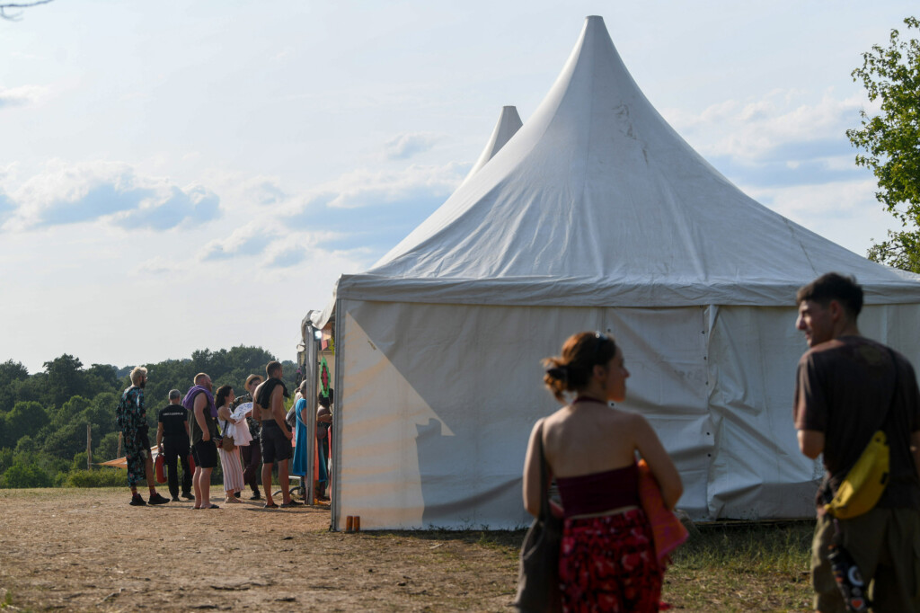 Lebdeći nad suncem sprženom poljanom 17 Pyramid festival Rtanj foto Filip Kraincanic Radar 21 copy