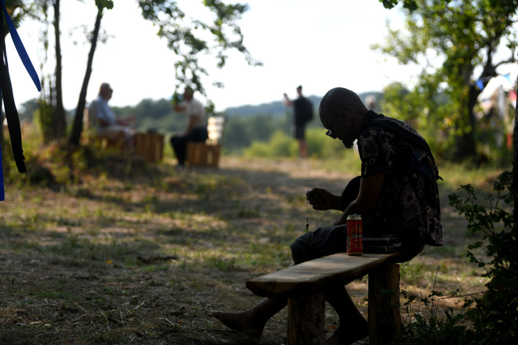 Lebdeći nad suncem sprženom poljanom 18 Pyramid festival Rtanj foto Filip Kraincanic Radar 22 copy