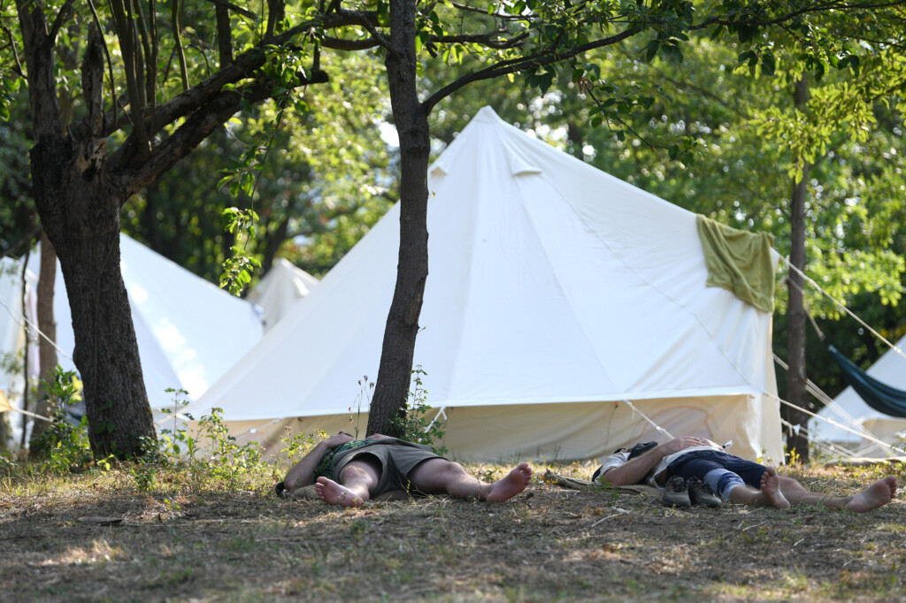 Lebdeći nad suncem sprženom poljanom 19 Pyramid festival Rtanj foto Filip Kraincanic Radar 23 copy