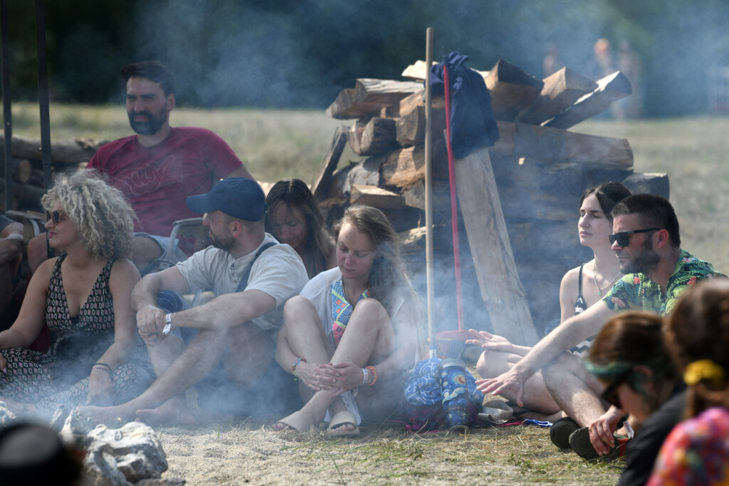 Lebdeći nad suncem sprženom poljanom 23 Pyramid festival Rtanj foto Filip Kraincanic Radar 27 copy