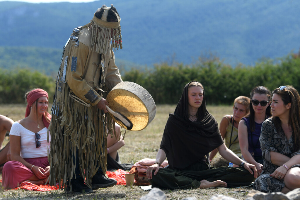 Lebdeći nad suncem sprženom poljanom 2 Pyramid festival Rtanj foto Filip Kraincanic Radar 28 copy
