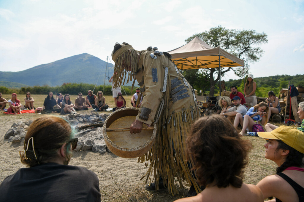 Lebdeći nad suncem sprženom poljanom 24 Pyramid festival Rtanj foto Filip Kraincanic Radar 29 copy