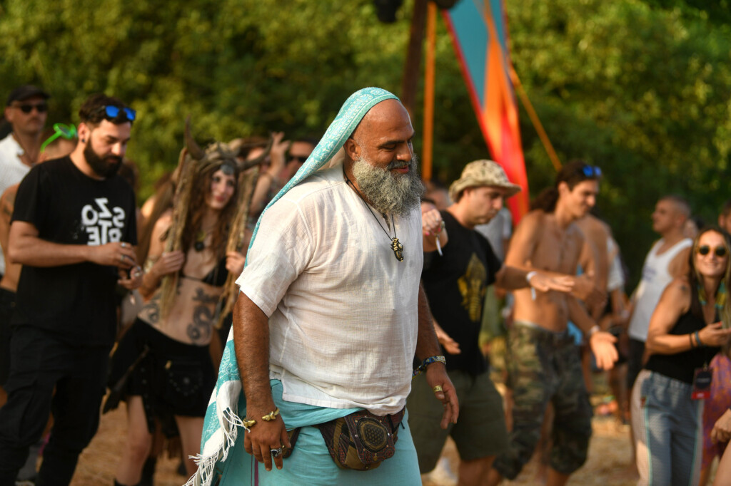 Lebdeći nad suncem sprženom poljanom 25 Pyramid festival Rtanj foto Filip Kraincanic Radar 3 copy