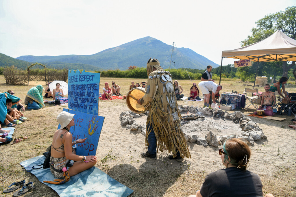 Lebdeći nad suncem sprženom poljanom 26 Pyramid festival Rtanj foto Filip Kraincanic Radar 30 copy