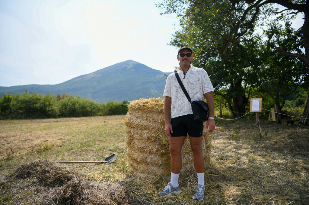 Lebdeći nad suncem sprženom poljanom 27 Pyramid festival Rtanj foto Filip Kraincanic Radar 31 copy