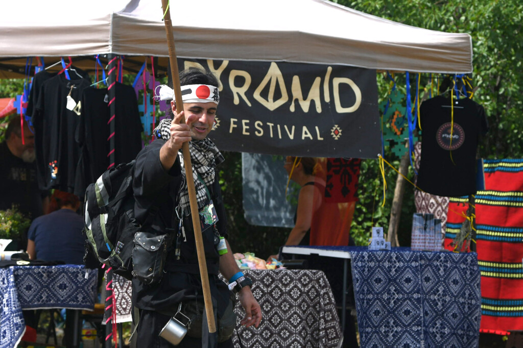 Lebdeći nad suncem sprženom poljanom 28 Pyramid festival Rtanj foto Filip Kraincanic Radar 32 copy