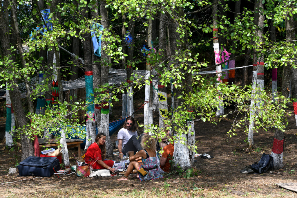 Lebdeći nad suncem sprženom poljanom 30 Pyramid festival Rtanj foto Filip Kraincanic Radar 34 copy
