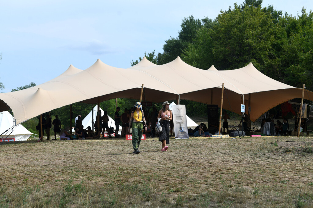 Lebdeći nad suncem sprženom poljanom 32 Pyramid festival Rtanj foto Filip Kraincanic Radar 36 copy